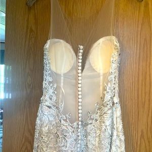 This stunning wedding dress by Stephen Yearick size 10 is a must. So beautiful!